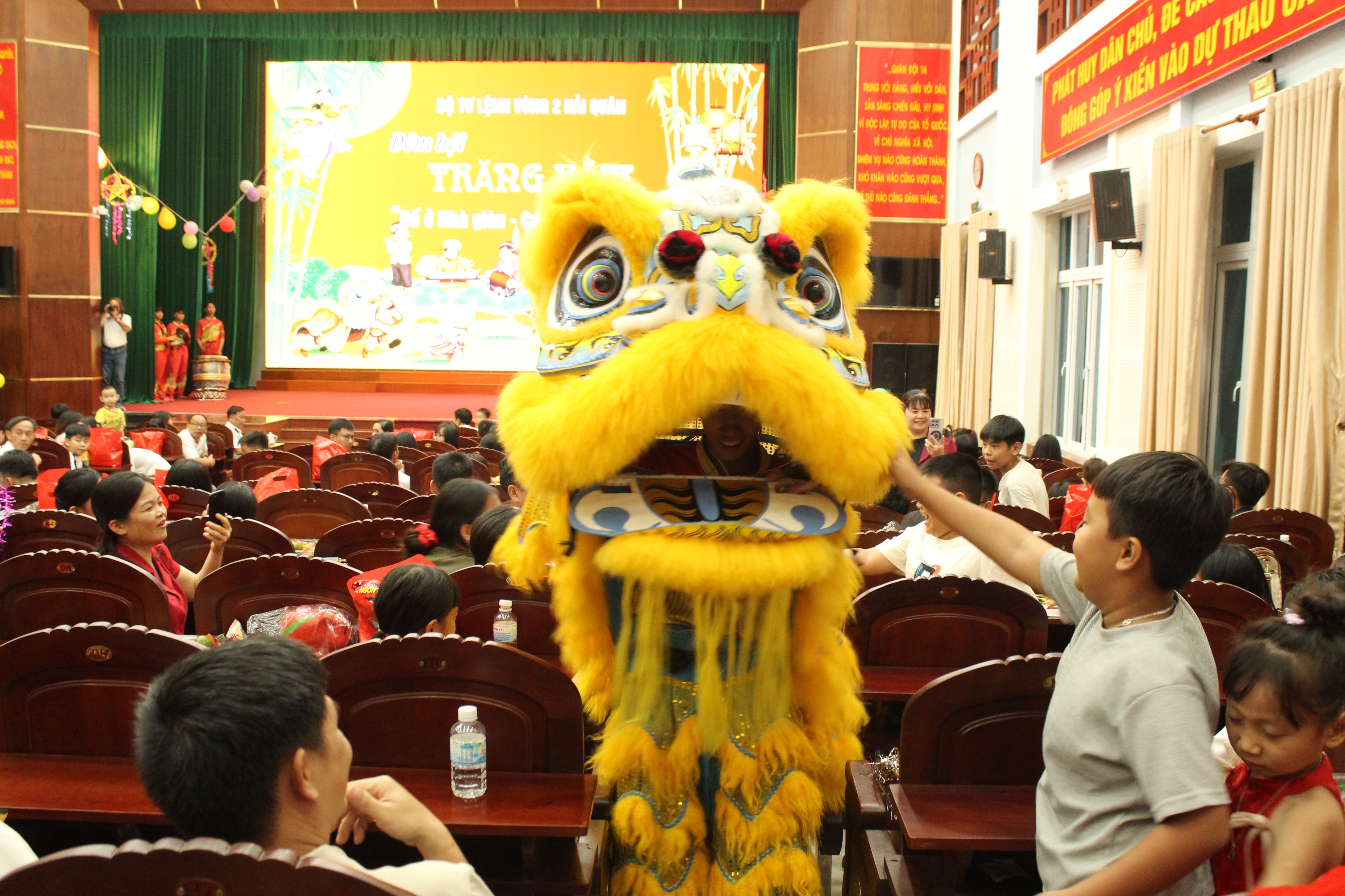 Vui Tết Trung thu “Bố ở Nhà giàn – Con ở nhà có bạn”