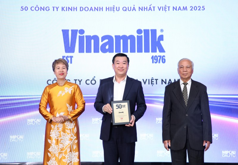 Ảnh 1: Đại diện Vinamilk - Ông Đỗ Thanh Tuấn, Giám đốc Đối ngoại - nhận vinh danh Top 50 Công ty kinh doanh hiệu quả nhất Việt Nam 2025 – Ảnh: Nguyễn Hoàng