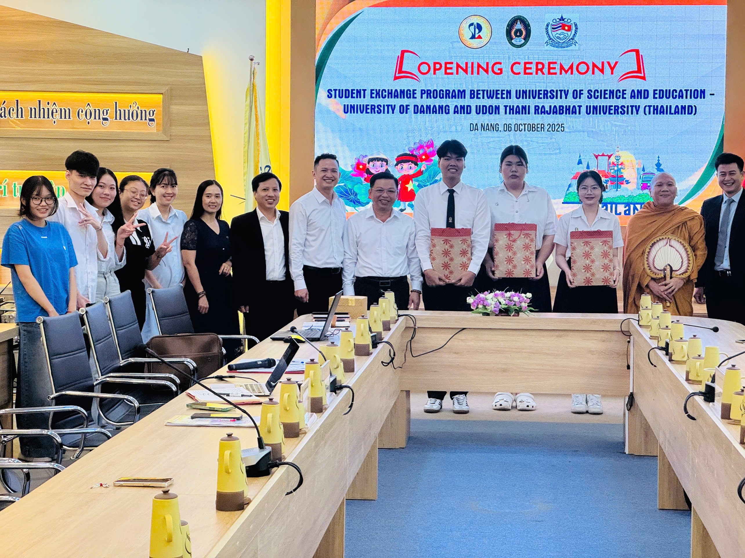 Ông Phạm Hữu Hoa, Chủ tịch Hội hữu nghị Việt Nam Thái Lan thành phố Đà Nẵng tặng quà cho các sinh viên Thái Lan