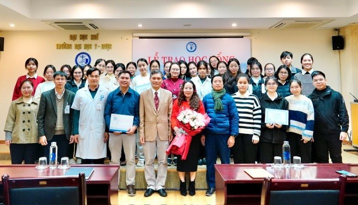 COV hỗ trợ học bổng cho sinh viên khó khăn tại Huế