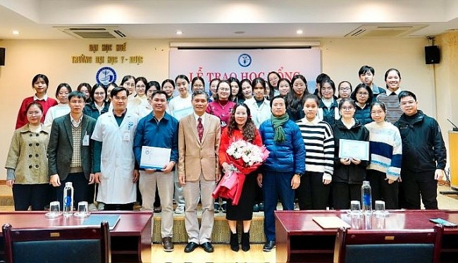 COV hỗ trợ học bổng cho sinh viên khó khăn tại Huế