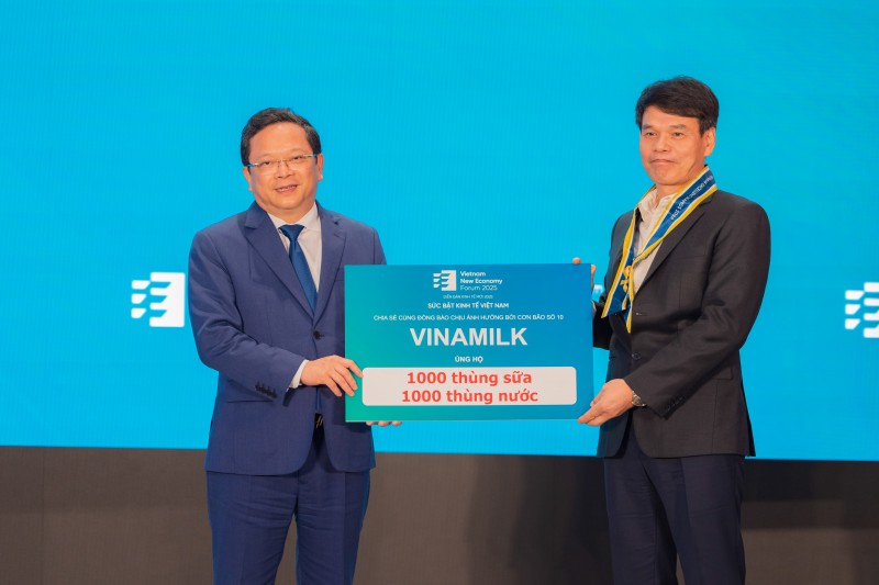 Hình 2: Đại diện Vinamilk - Ông Phạm Tuyên, Giám đốc Chi nhánh Vinamilk Hà Nội - chia sẻ cùng đồng bào chịu ảnh hưởng bởi cơn bão số 10.