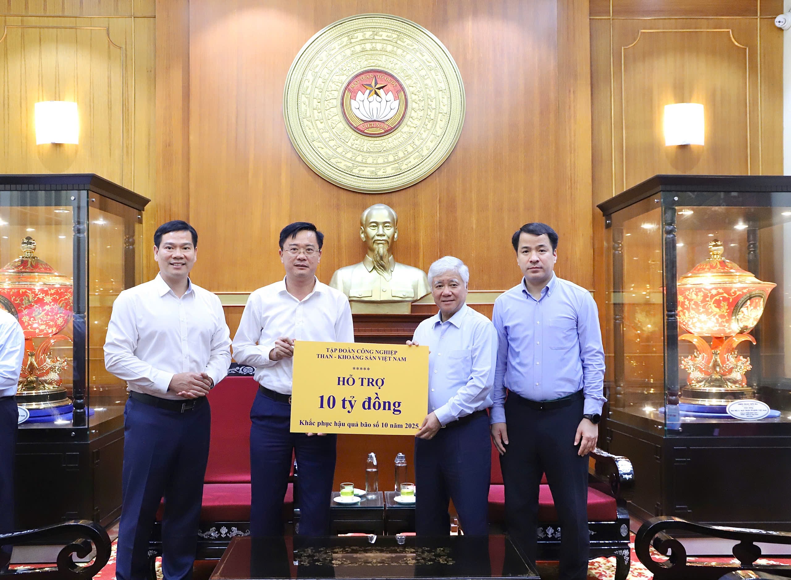 Ông Đỗ Văn Chiến, Ủy viên Bộ Chính trị, Bí thư Trung ương Đảng, Chủ tịch Ủy ban Trung ương MTTQ Việt Nam tiếp nhận ủng hộ từ Tập đoàn Công nghiệp Than - Khoáng sản Việt Nam. (Ảnh: Minh Hiển)