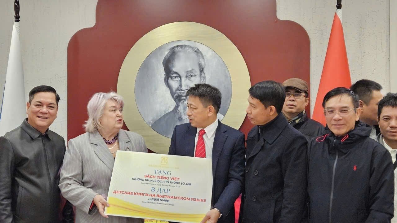 Trao tặng sách cho học sinh Saint Petersburg (Liên bang Nga)