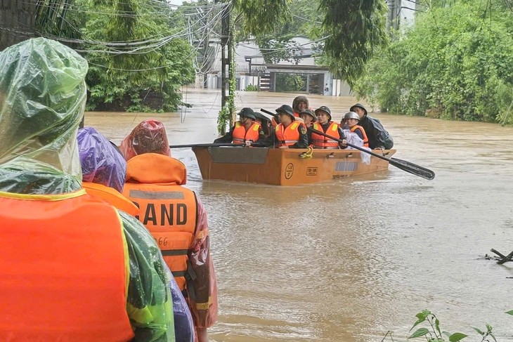Lực lượng công an và quân đội tỉnh Thái Nguyên đưa các hộ dân bị ngập sâu đến nơi an toàn trong sáng 7-10 - Ảnh: Công an tỉnh Thái Nguyên