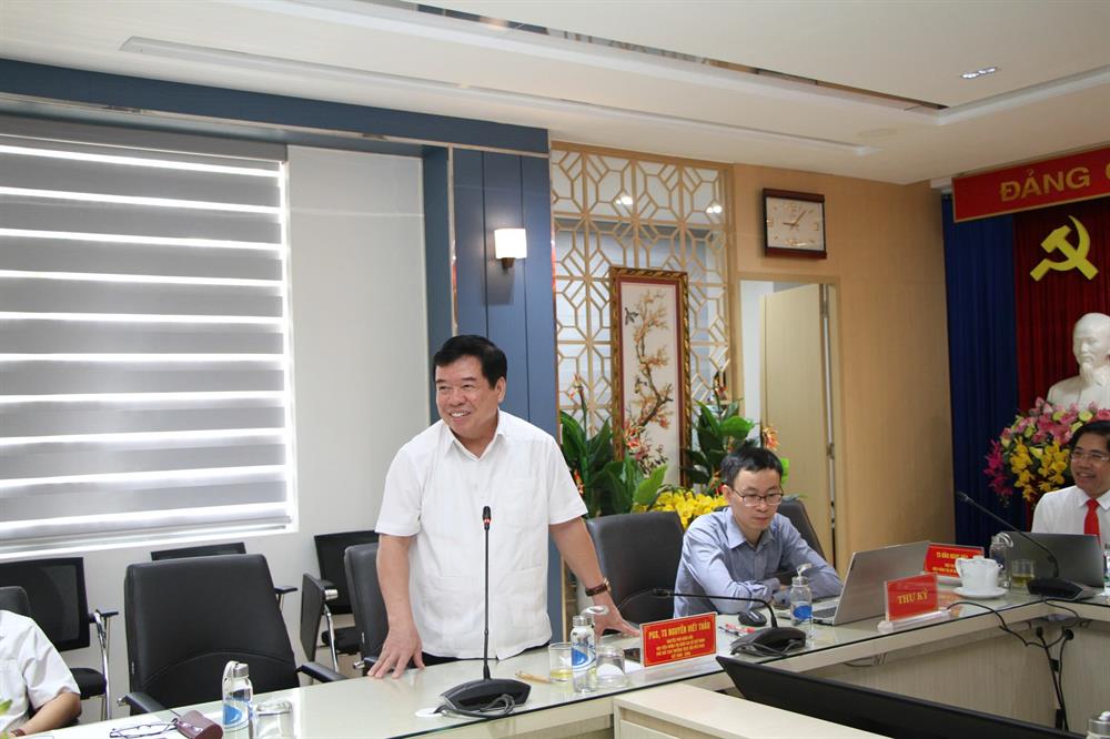 PGS, TS Nguyễn Viết Thảo, nguyên Phó Giám đốc Học viện Chính trị quốc gia Hồ Chí Minh, Phó Chủ tịch thường trực Hội Hữu nghị Việt Nam – Cuba phát biểu tại tọa đàm