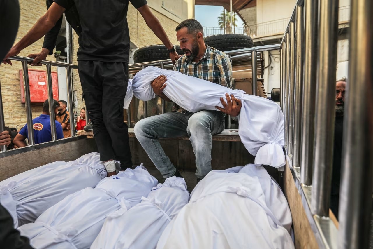 Người dân Palestine thương tiếc các nạn nhân sau cuộc tấn công của Israel ở khu phố Zeytun, phía đông thành phố Gaza, ngày 29/9. (Ảnh: Getty)
