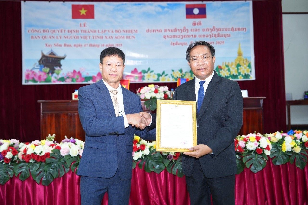 Lễ trao quyết định thành lập Ban Quản lý cộng đồng người Việt Nam tại tỉnh Xay-xổm-bun. (Ảnh: Đại sứ quán Việt Nam tại Lào)