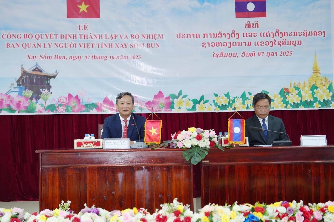 Đại sứ Việt Nam tại Lào Nguyễn Minh Tâm (bên trái) phát biểu tại buổi lễ. (Ảnh: Đại sứ quán Việt Nam tại Lào)