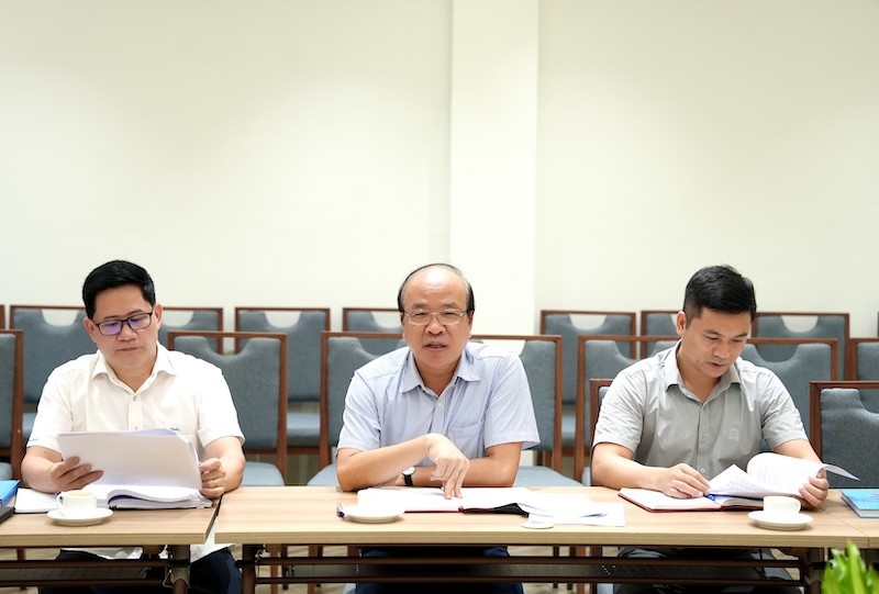 Thứ trưởng Bộ Tư pháp, Chủ tịch Hội hữu nghị Việt - Nga Phan Chí Hiếu (giữa) phát biểu tại buổi làm việc. (Ảnh: Bộ Tư pháp) 