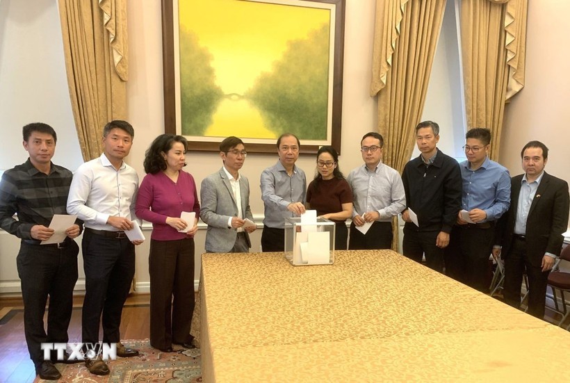 Cán bộ, nhân viên Đại sứ quán và các cơ quan đại diện Việt Nam tại Mỹ đã quyên góp ủng hộ đồng bào vùng bão lũ. (Ảnh: TTXVN)