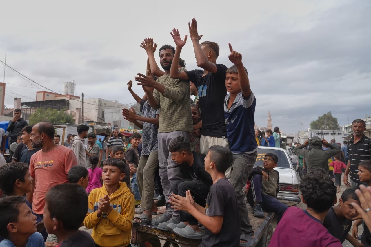 Người dân Palestine ăn mừng tại Khan Younis, miền Nam Gaza, sau khi Israel và Hamas đạt thỏa thuận giai đoạn đầu của kế hoạch hòa bình, tạm dừng giao tranh. (Ảnh: AP)