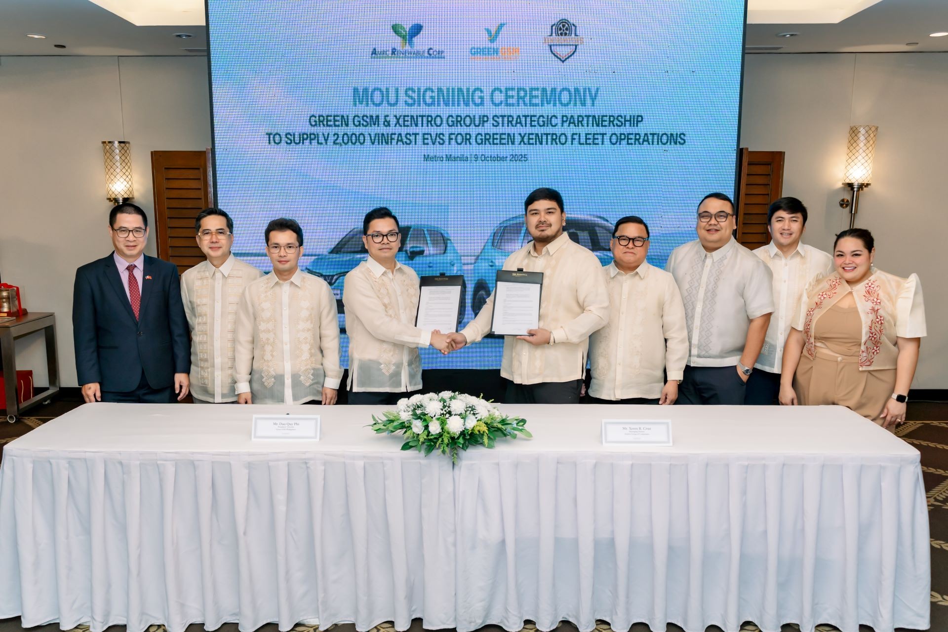 Đại diện Chính phủ Việt Nam, chính quyền địa phương Philippines, GSM và Xentro Group tại lễ ký kết biên bản ghi nhớ về việc cung cấp 2.000 xe điện VinFast để vận hành đội xe Green Xentro.