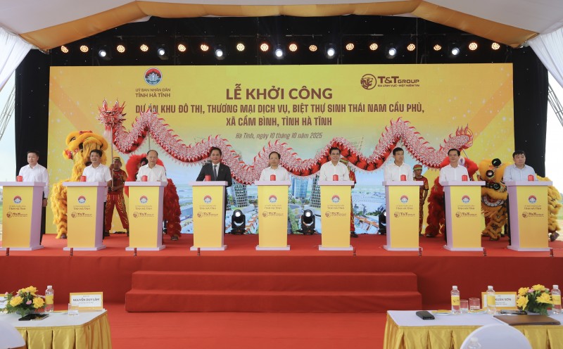 Các đại biểu thực hiện nghi lễ bấm nút khởi công dự án