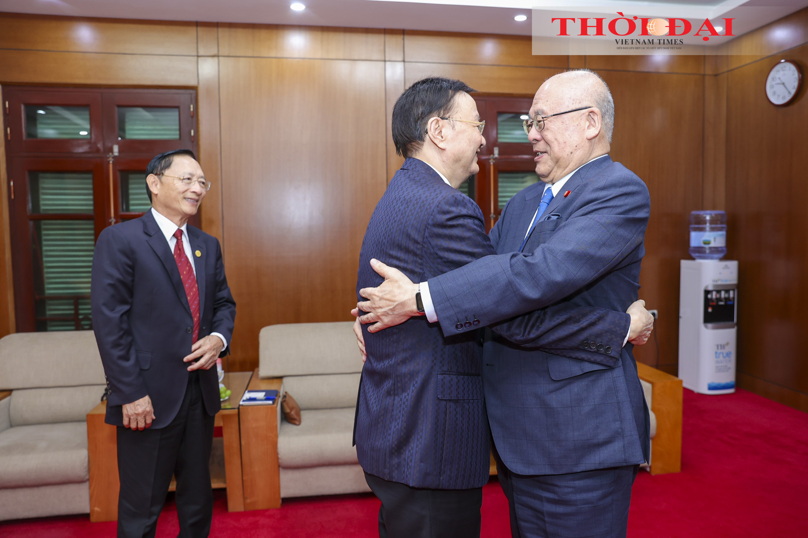 Chủ tịch Hội Hữu nghị Việt Nam - Nhật Bản Tô Huy Rứa đã tiếp Cố vấn đặc biệt Liên minh Nghị sĩ hữu nghị Nhật - Việt Takebe Tsutomu , người bạn thân thiết của Việt Nam. (Ảnh: Đinh Hòa)