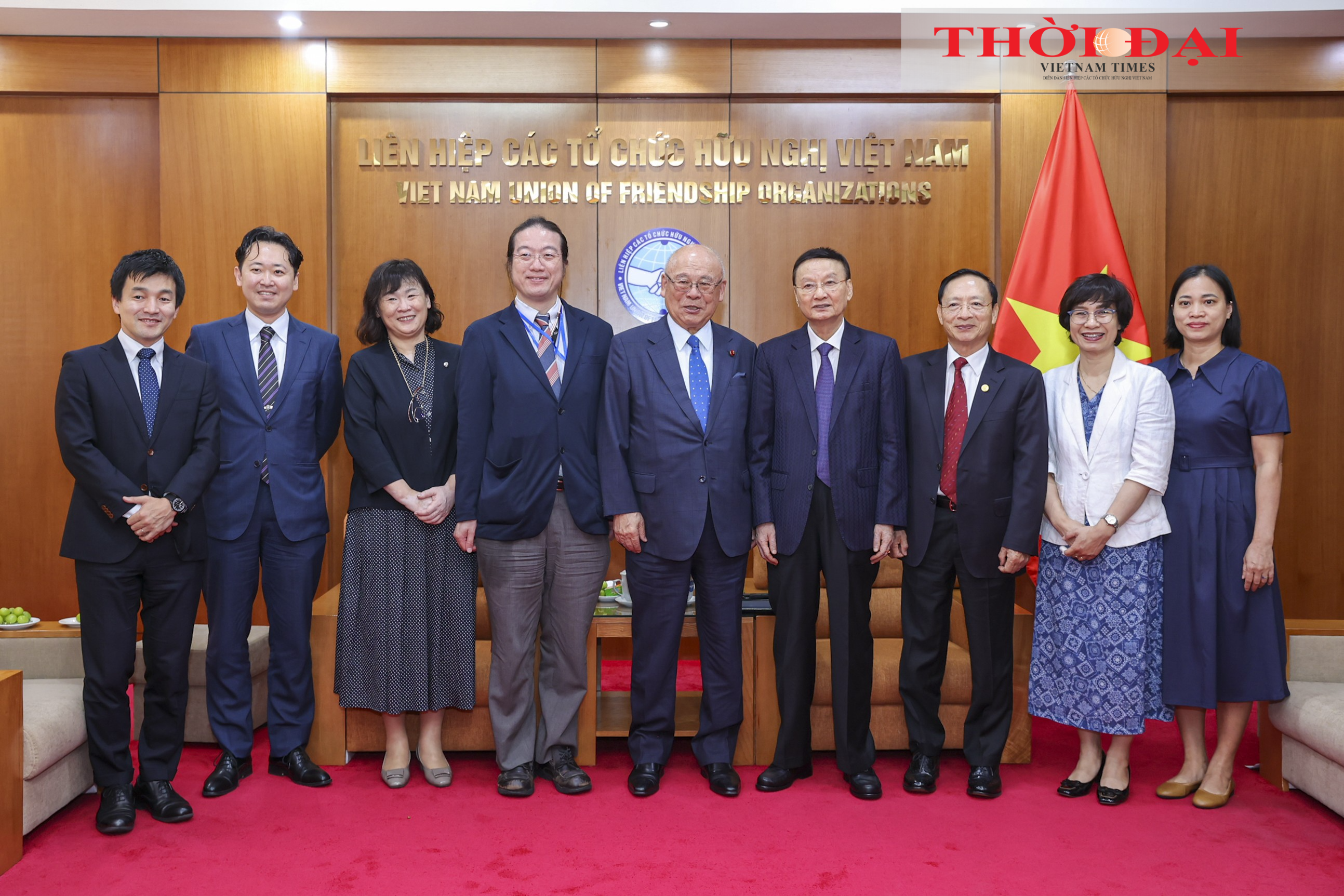 Chủ tịch Hội hữu nghị Việt Nam - Nhật Bản Tô Huy Rứa và Cố vấn đặc biệt Liên minh Nghị sĩ hữu nghị Nhật - Việt Takebe Tsutomu chụp ảnh lưu niệm cùng các đại biểu. (Ảnh: Đinh Hòa)