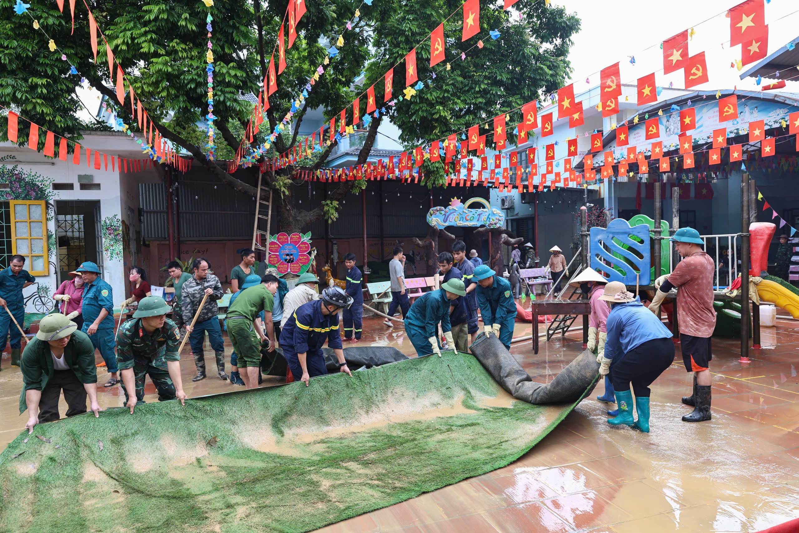 Người dân khắc phục hậu quả mưa lũ tại trường mầm non Gia Sàng, tỉnh Thái Nguyên. (Ảnh: Quang Vinh)
