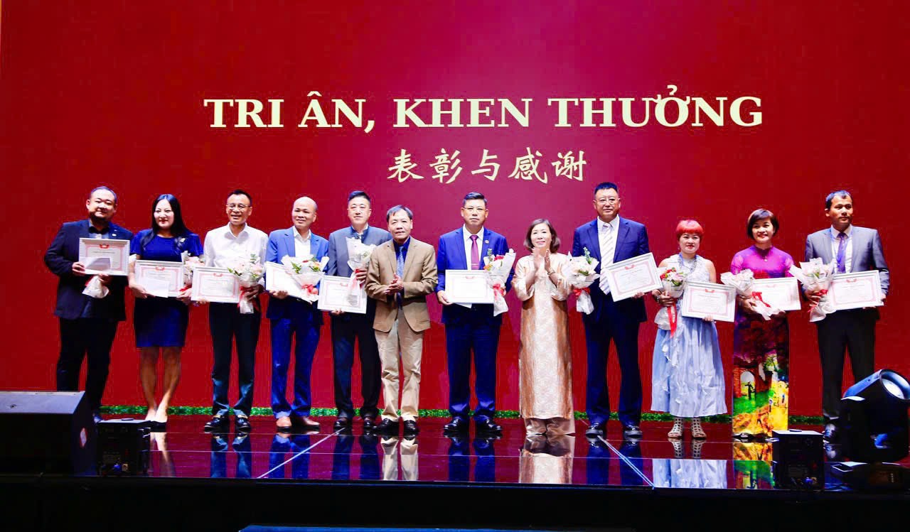 Khen thưởng 11 doanh nghiệp tiêu biểu có nhiều đóng góp trong hoạt động sản xuất kinh doanh và giao lưu hợp tác hữu nghị Việt - Trung. (Ảnh: haiphong.gov.vn)