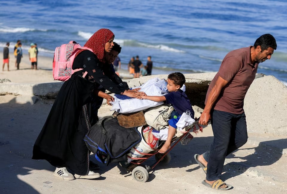 Người dân Palestine trở về phía bắc Dải Gaza trong bối cảnh lệnh ngừng bắn giữa Israel và Hamas, ngày 11/10/2025. Ảnh: Reuters.