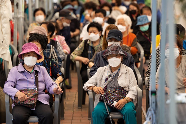 Hàn Quốc trở thành xã hội siêu già vào năm 2024, khi cứ năm người thì có một người từ 65 tuổi trở lên - Ảnh: BLOOMBERG