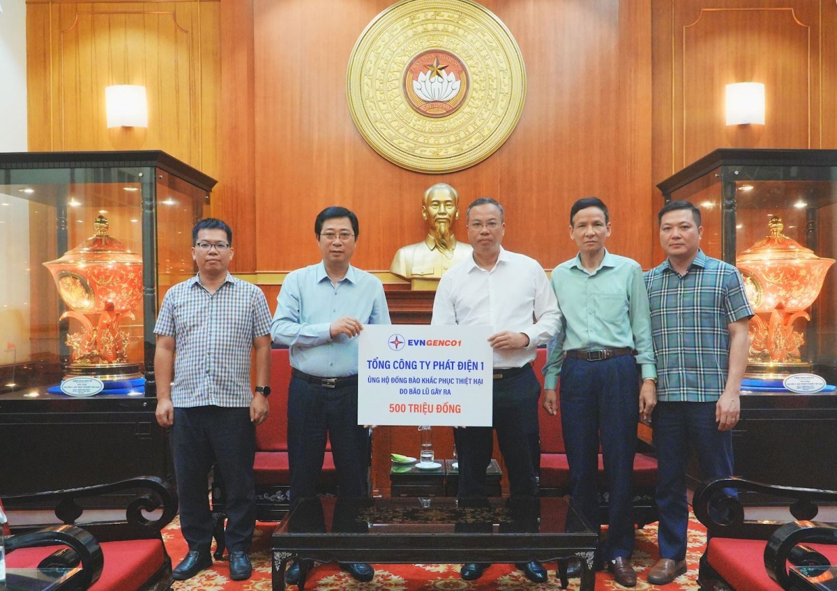Tổng Giám đốc Lê Hải Đăng (thứ ba từ phải sang), đại diện EVNGENCO1 trao tặng 500 triệu đồng ủng hộ đồng bào khắc phục thiệt hại do bão lũ.