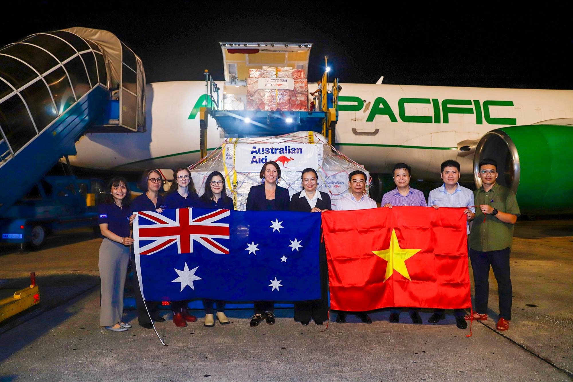 tiếp nhận hàng viện trợ khẩn cấp của Chính phủ Australia từ bà Phó Đại sứ Australia tại Việt Nam Renee Jean Déchamps