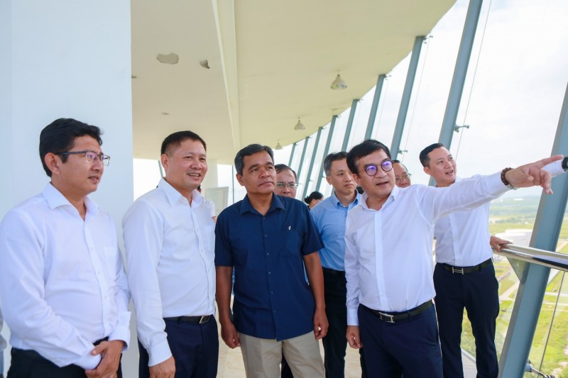Đồng chí Nguyễn Việt Thắng - Phó Bí thư Đảng ủy, Tổng Giám đốc BSR (hàng trên bên phải) báo cáo và kiến nghị với Bí thư Tỉnh ủy Quảng Ngãi về một số nội dung hỗ trợ, tháo gỡ khó khăn cho doanh nghiệp.