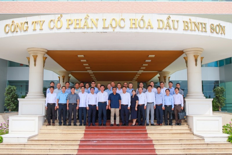 Cùng tham gia đoàn công tác có các đồng chí Ủy viên Ban Thường vụ Tỉnh ủy, lãnh đạo UBND tỉnh, đại diện lãnh đạo các sở, ban, ngành và chính quyền xã Vạn Tường.