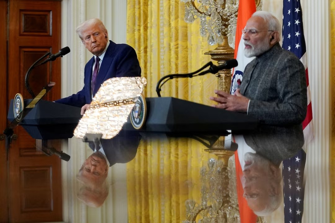 Tổng thống Mỹ Donald Trump và Thủ tướng Ấn Độ Narendra Modi phản chiếu trong gương khi dự họp báo chung tại Nhà Trắng, Washington D.C., ngày 13/2/2025. Ảnh: Reuters