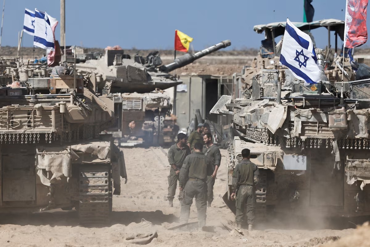 Binh sĩ Israel bên cạnh xe tăng gần biên giới với Dải Gaza, ngày 19/10/2025. (Ảnh: Reuters)