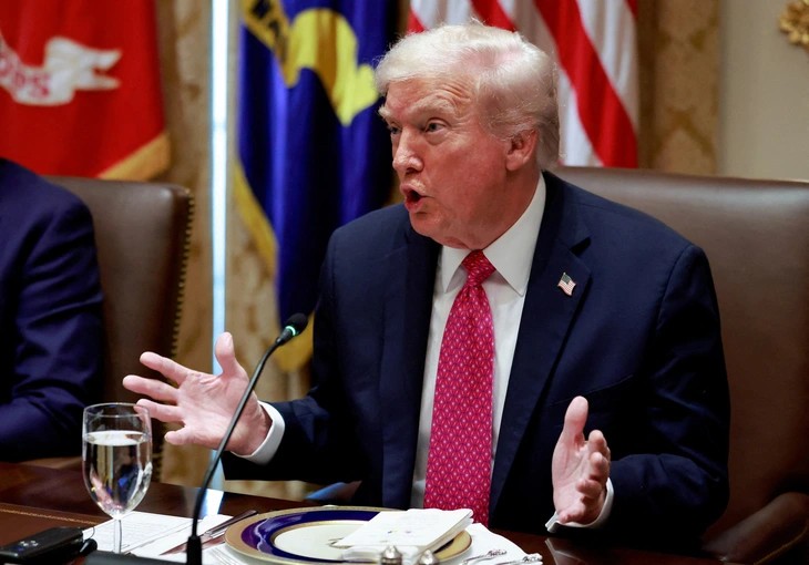 Tổng thống Mỹ Donald Trump trong cuộc gặp Tổng thống Ukraine Volodymyr Zelensky tại Nhà Trắng hôm 17/10/2025. (Ảnh: Reuters)