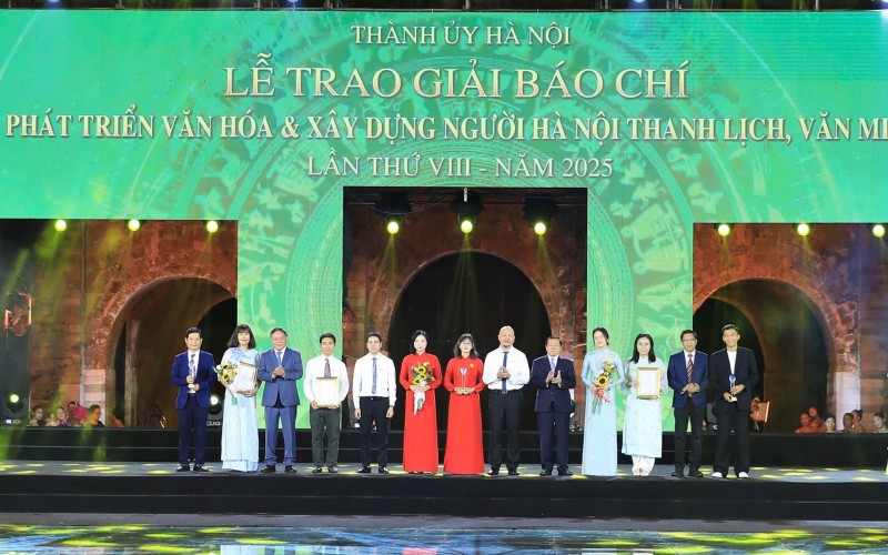 Ban tổ chức trao trao Giải A cho các tác giả, nhóm tác giả. (Ảnh: T.L)
