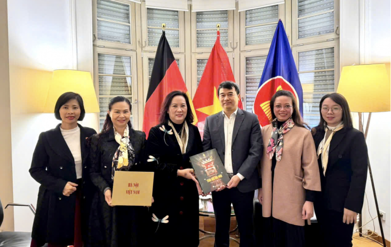 Đoàn công tác Thành phố Hà Nội thăm và tặng sách cho Lãnh sự quán Việt Nam tại Frankfurt. (Ảnh: Sở Văn hóa và Thể thao Hà Nội)