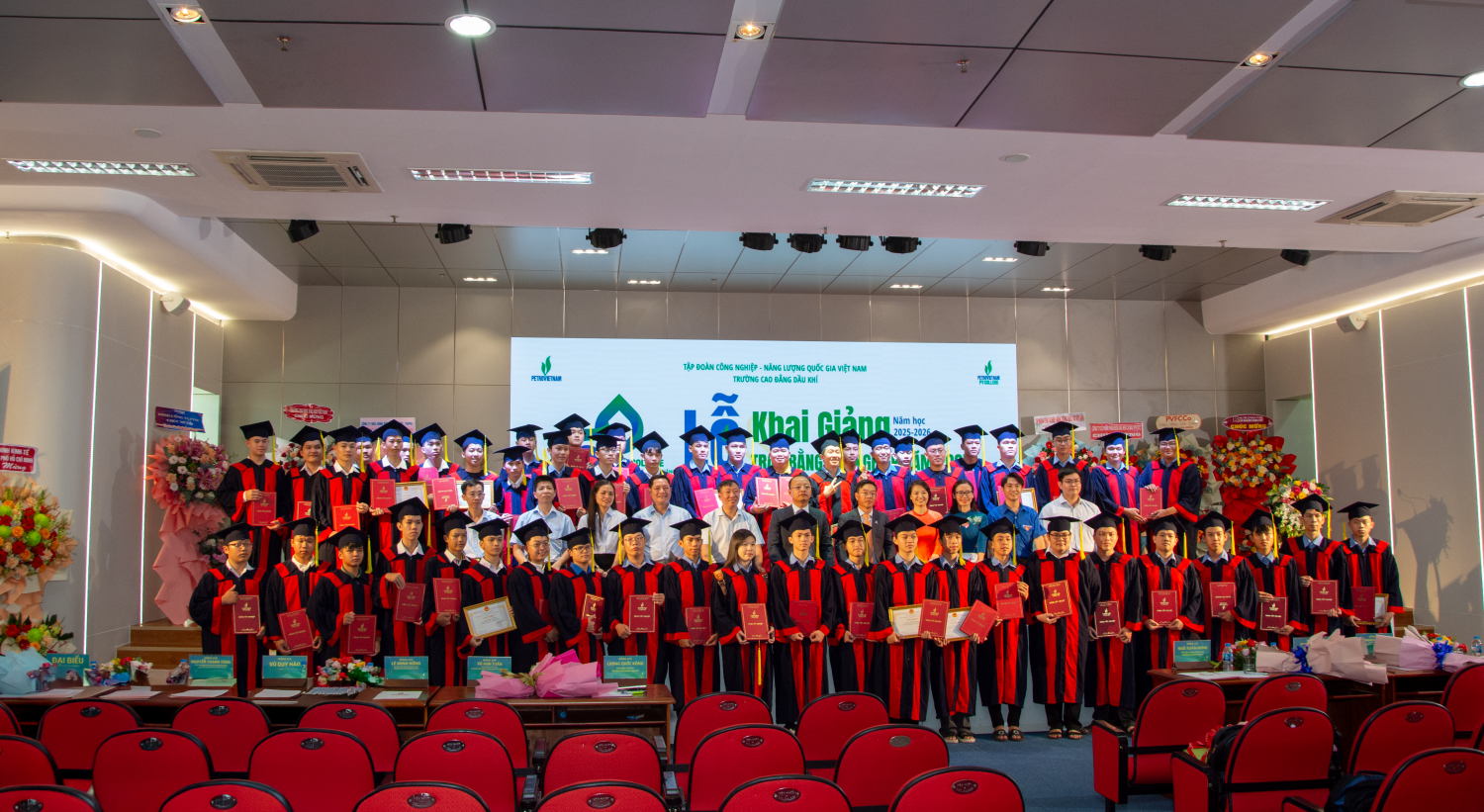 Trao bằng tốt nghiệp cho các em học sinh