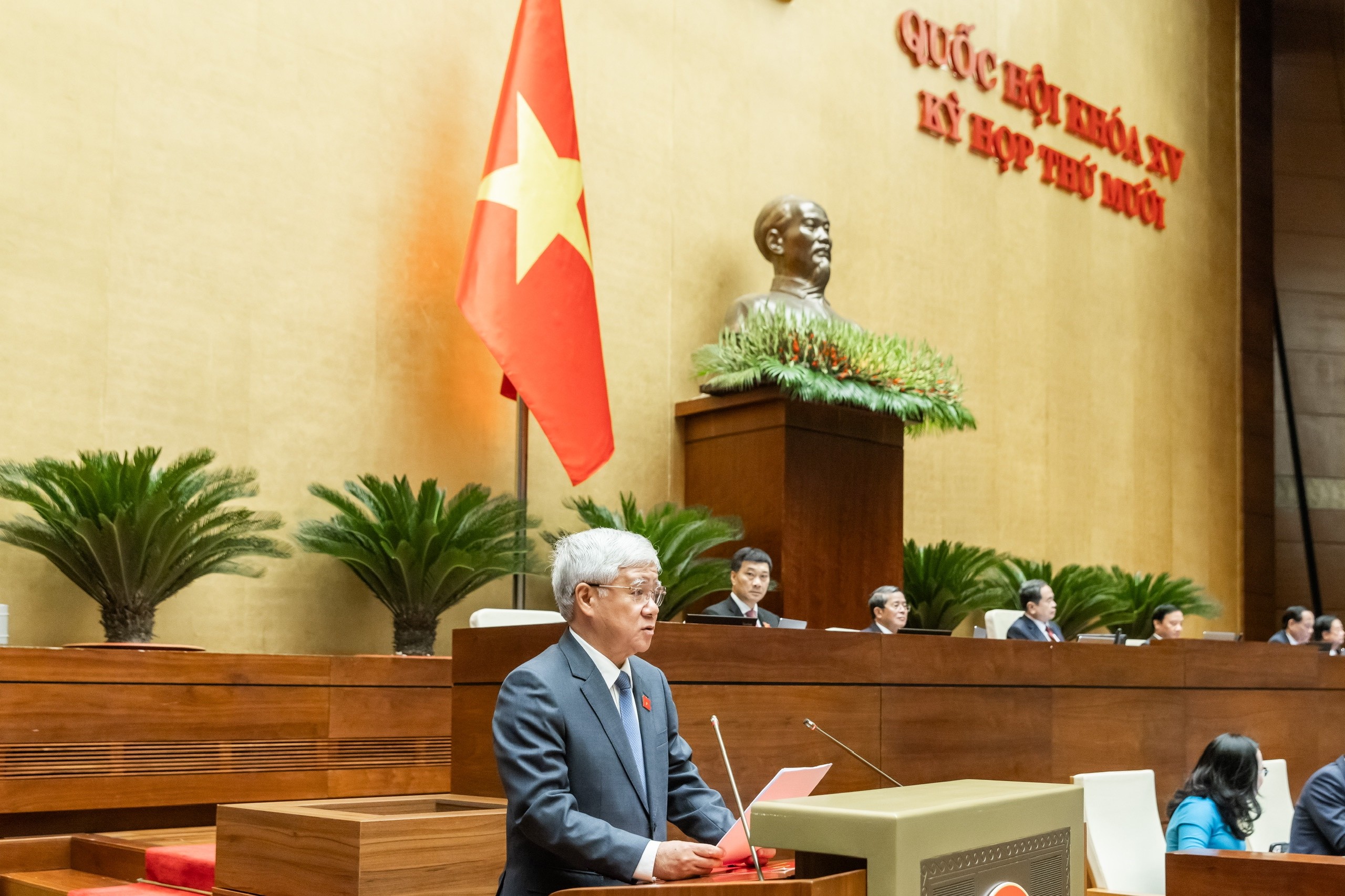 Ông Đỗ Văn Chiến, Ủy viên Bộ Chính trị, Bí thư Trung ương Đảng, Chủ tịch Ủy ban Trung ương Mặt trận Tổ quốc Việt Nam trình bày Báo cáo một số nội dung chủ yếu tổng hợp ý kiến, kiến nghị của cử tri và Nhân dân cả nước gửi tới Kỳ họp thứ Mười, Quốc hội khóa XV. Ảnh: Quang Vinh  
