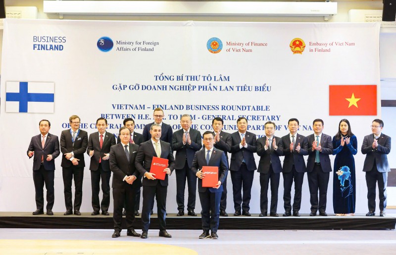Tổng giám đốc Vietjet Đinh Việt Phương (phải, hàng trước) và Tổng giám đốc Airways Aviation, ông Alexandre Alves (trái, hàng trước) trao thỏa thuận hợp tác đào tạo nguồn nhân lực chất lượng cao cho ngành hàng không quốc tế