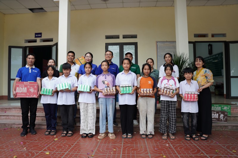 Hình 13a hoặc 13b (báo chọn 1 trong 2 hình): Các sản phẩm dinh dưỡng của Vinamilk được trao đến học sinh trường THCS Đồng Liên, phường Gia Sàng, tỉnh Thái Nguyên. Ảnh: Tịnh Không