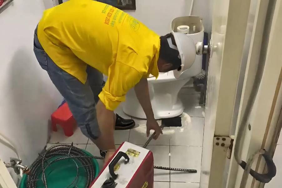 Hầm cầu đầy là một trong những nguyên nhân khiến bồn cầu bị tắc nghẽn. Ảnh: Thợ Việt.