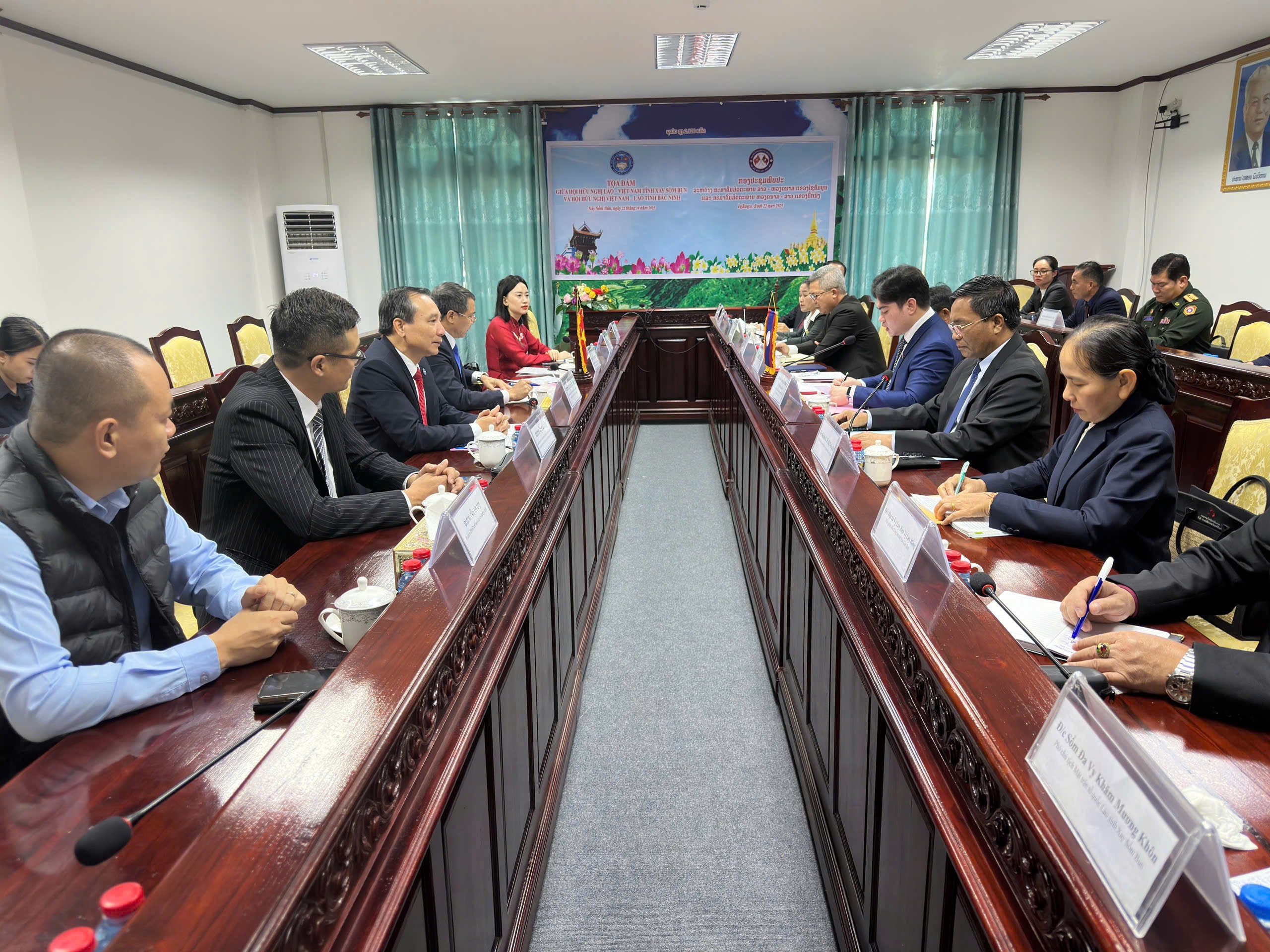 Đoàn công tác Liên hiệp các tổ chức hữu nghị tỉnh Bắc Ninh đã chào xã giao, tặng quà chính quyền tỉnh; toạ đàm với Hội hữu nghị Lào - Việt Nam tỉnh Xay Sổm Bun Đoàn công tác Liên hiệp các tổ chức hữu nghị tỉnh Bắc Ninh đã chào xã giao, tặng quà chính quyền tỉnh; toạ đàm với Hội hữu nghị Lào - Việt Nam tỉnh Xay Sổm Bun