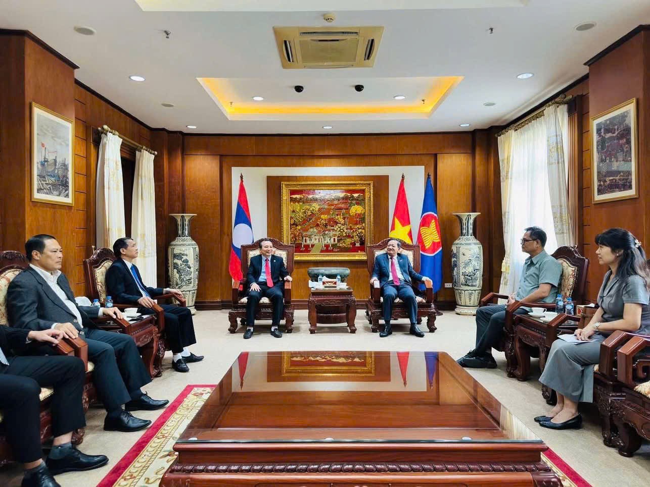Đại sứ Việt Nam tại Lào Nguyễn Minh Tâm tiếp Đoàn công tác của Liên hiệp các tổ chức hữu nghị tỉnh Bắc Ninh. (Ảnh: Liên hiệp các tổ chức hữu nghị tỉnh Bắc Ninh) Đại sứ Việt Nam tại Lào Nguyễn Minh Tâm tiếp Đoàn công tác của Liên hiệp các tổ chức hữu nghị tỉnh Bắc Ninh. (Ảnh: Liên hiệp các tổ chức hữu nghị tỉnh Bắc Ninh)