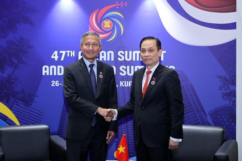 Bộ trưởng Bộ Ngoại giao Lê Hoài Trung và Bộ trưởng Ngoại giao Singapore Vivian Balakrishnan - Ảnh: VGP/Nhật Bắc Bộ trưởng Bộ Ngoại giao Lê Hoài Trung và Bộ trưởng Ngoại giao Singapore Vivian Balakrishnan - Ảnh: VGP/Nhật Bắc