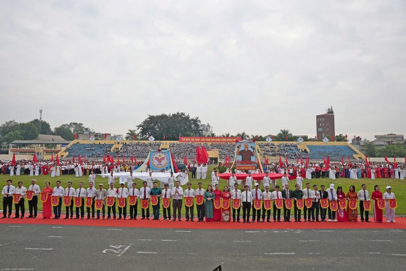 Lãnh đạo phường Sơn Tây trao cờ lưu niệm tặng các khối tham gia Đại hội. (Ảnh: T.L) Lãnh đạo phường Sơn Tây trao cờ lưu niệm tặng các khối tham gia Đại hội. (Ảnh: T.L)