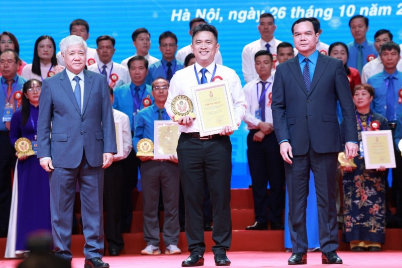 Đồng chí Đỗ Văn Chiến - Ủy viên Bộ Chính trị, Bí thư Trung ương Đảng, Bí thư Đảng ủy MTTQ, các đoàn thể Trung ương, Chủ tịch Ủy ban Trung ương MTTQ Việt Nam và đồng chí Nguyễn Đình Khang - Ủy viên Trung ương Đảng, Phó Chủ tịch Ủy ban Trung ương MTTQ Việt Nam, Bí thư Đảng ủy, Chủ tịch Tổng LĐLĐ Việt Nam tặng Giấy chứng nhận và biểu trưng cho các điển hình tiêu biểu. (Ảnh: Đ.H) Đồng chí Đỗ Văn Chiến - Ủy viên Bộ Chính trị, Bí thư Trung ương Đảng, Bí thư Đảng ủy MTTQ, các đoàn thể Trung ương, Chủ tịch Ủy ban Trung ương MTTQ Việt Nam và đồng chí Nguyễn Đình Khang - Ủy viên Trung ương Đảng, Phó Chủ tịch Ủy ban Trung ương MTTQ Việt Nam, Bí thư Đảng ủy, Chủ tịch Tổng LĐLĐ Việt Nam tặng Giấy chứng nhận và biểu trưng cho các điển hình tiêu biểu. (Ảnh: Đ.H)