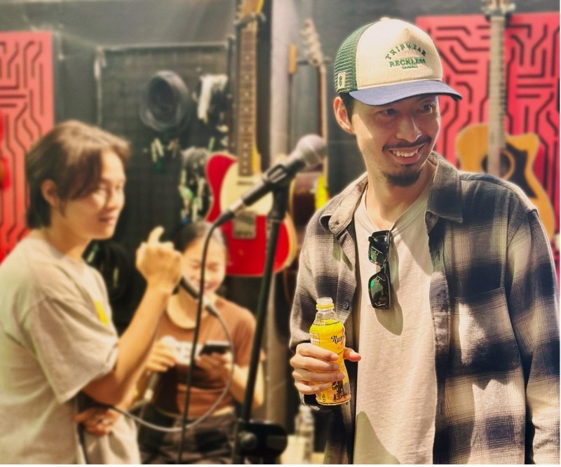 Đen và Number 1 tạo nên màn collab “chạm tim” giới trẻ với thông điệp: “Tiếp năng lượng, bền đam mê để trở thành phiên bản tốt hơn của chính mình”. Đen và Number 1 tạo nên màn collab “chạm tim” giới trẻ với thông điệp: “Tiếp năng lượng, bền đam mê để trở thành phiên bản tốt hơn của chính mình”.