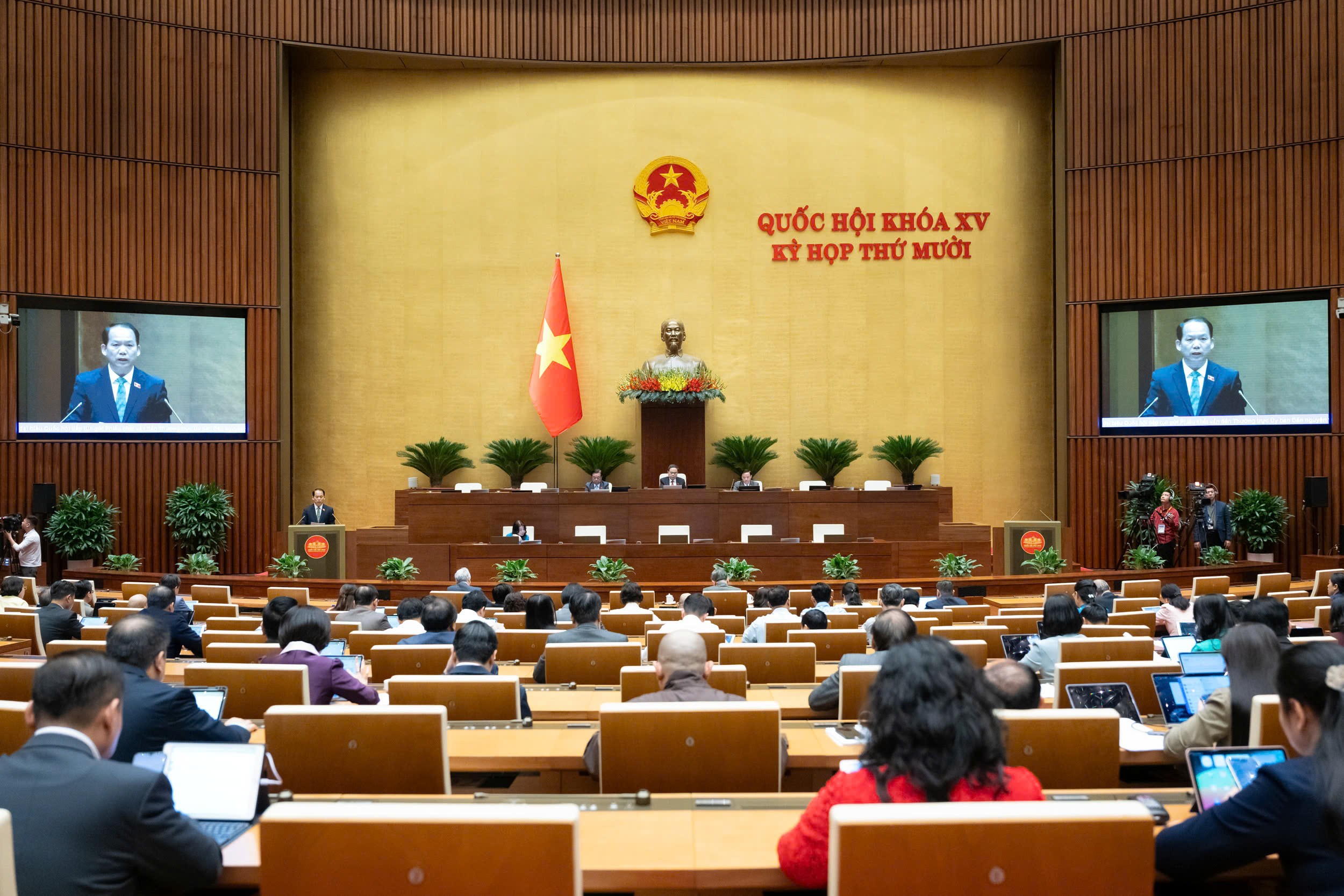 Quốc hội thảo luận ở hội trường về một số nội dung còn ý kiến khác nhau của dự thảo Luật Dẫn độ. (Ảnh: quochoi.vn) Quốc hội thảo luận ở hội trường về một số nội dung còn ý kiến khác nhau của dự thảo Luật Dẫn độ. (Ảnh: quochoi.vn)