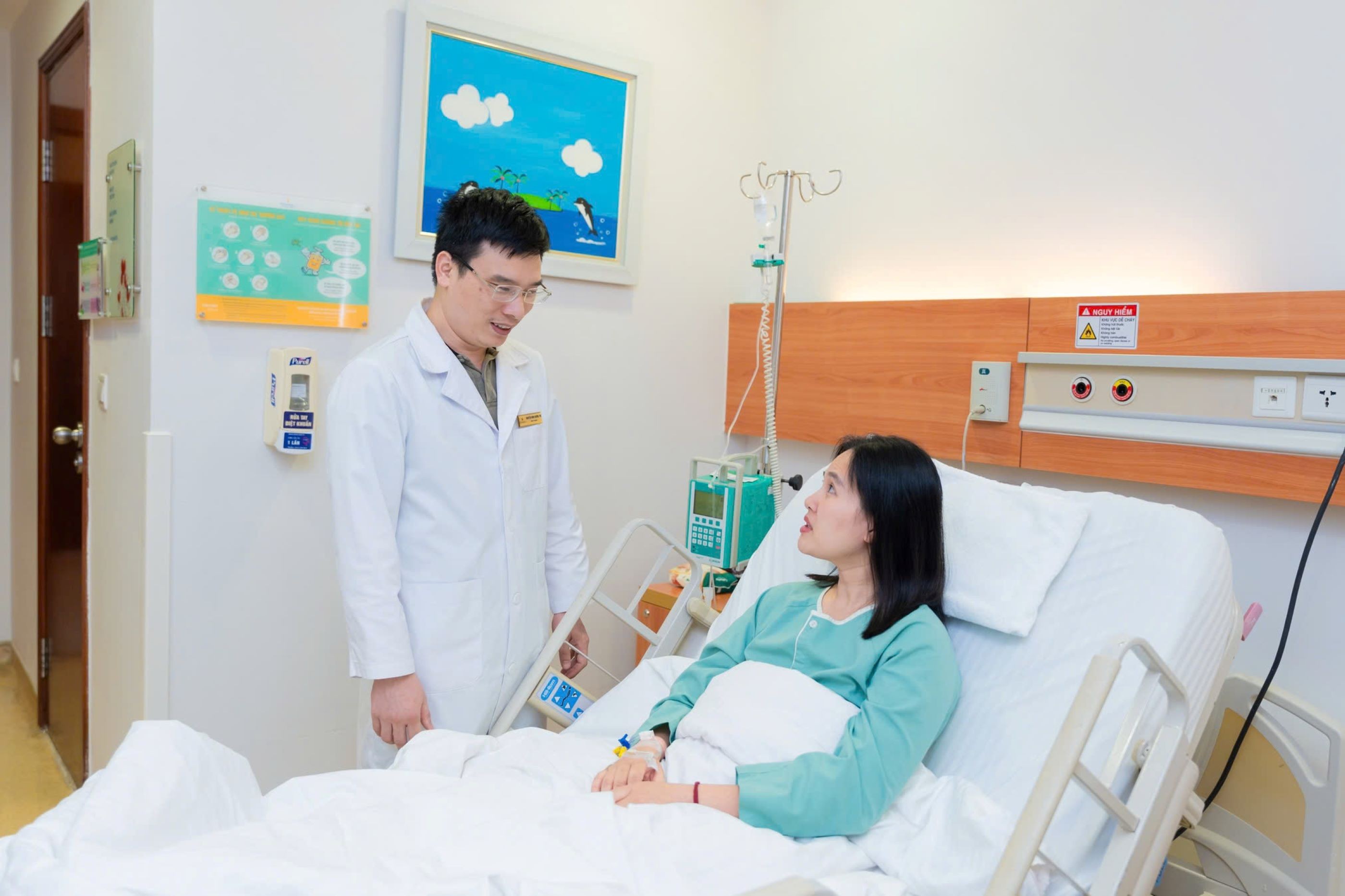 (Ảnh 2 – Chị Liên xúc động với gương mặt bình thường sau phẫu thuật) (Ảnh 2 – Chị Liên xúc động với gương mặt bình thường sau phẫu thuật)
