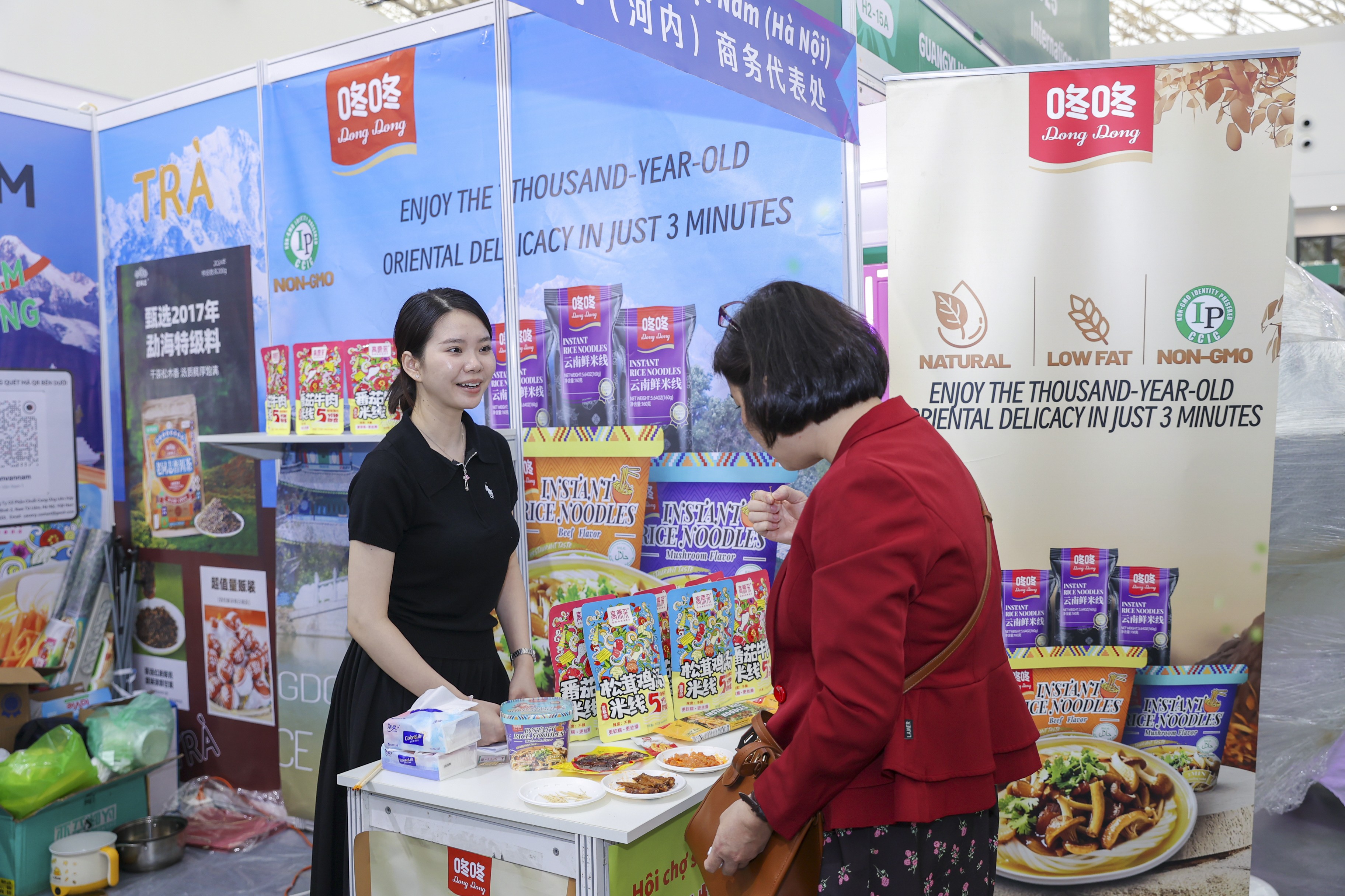 Gian hàng Trung Quốc thu hút người xem với các sản phẩm đồ ăn nhanh và đồ ăn vặt được bày trí bắt mắt. Du khách Việt Nam được trực tiếp nếm thử các hương vị mới lạ, từ mì ăn liền đến các món bim bim đặc trưng. Gian hàng Trung Quốc thu hút người xem với các sản phẩm đồ ăn nhanh và đồ ăn vặt được bày trí bắt mắt. Du khách Việt Nam được trực tiếp nếm thử các hương vị mới lạ, từ mì ăn liền đến các món bim bim đặc trưng.