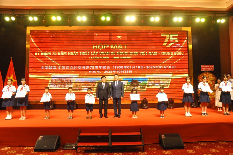 Cần Thơ họp mặt kỷ niệm 75 năm thiết lập quan hệ ngoại giao Việt Nam - Trung Quốc Cần Thơ họp mặt kỷ niệm 75 năm thiết lập quan hệ ngoại giao Việt Nam - Trung Quốc