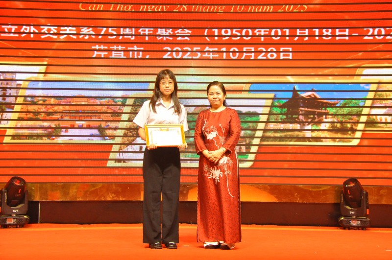 Cần Thơ họp mặt kỷ niệm 75 năm thiết lập quan hệ ngoại giao Việt Nam - Trung Quốc Cần Thơ họp mặt kỷ niệm 75 năm thiết lập quan hệ ngoại giao Việt Nam - Trung Quốc