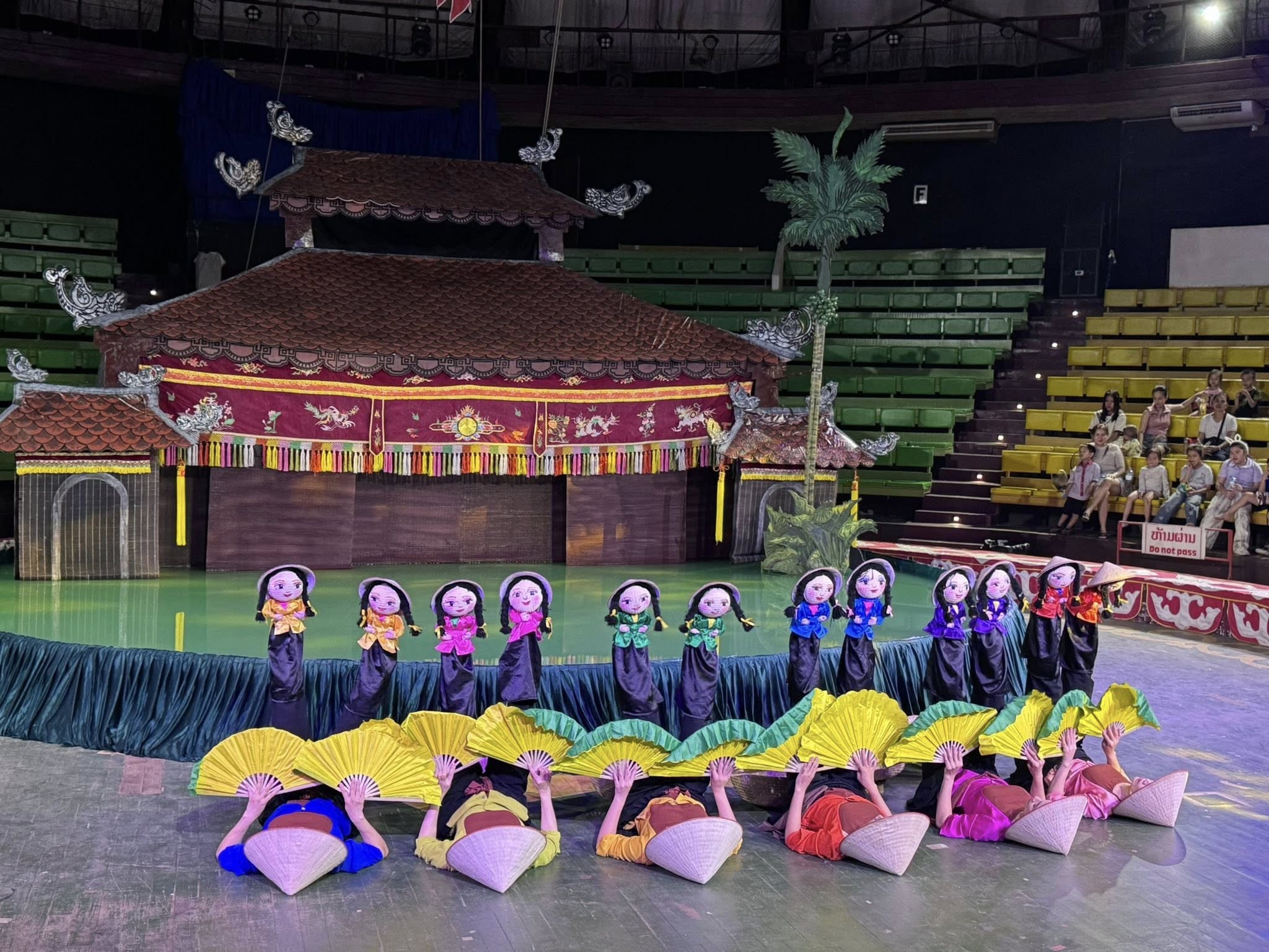 Múa rối nước Việt Nam chinh phục khán giả Lào Múa rối nước Việt Nam chinh phục khán giả Lào